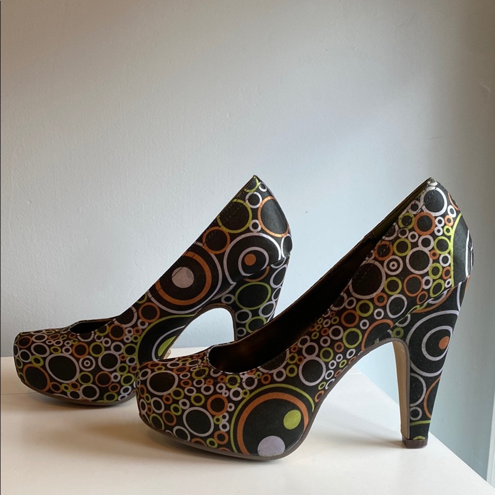 Miss Me Orbit Fabric Pattern Heels. Vernice. Green